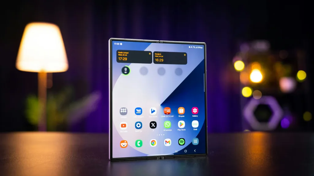 Samsung Galaxy Z Fold 8 cover display with slim bezels
