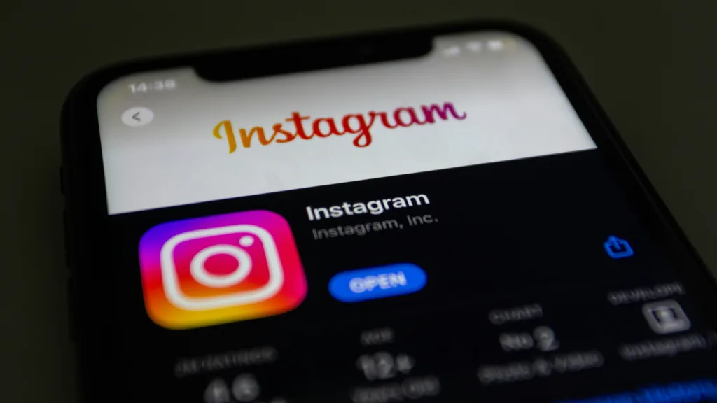 Instagram Instants archive menu showing how to delete and unsend a sent instant