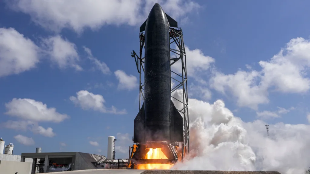 Starship V3 spacecraft ascending into orbit during SpaceX test launch