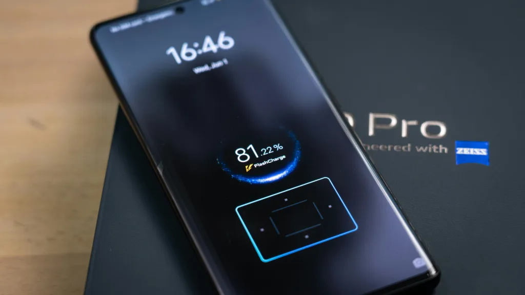 comparison of silicon-carbon and lithium-ion battery structure in smartphones
